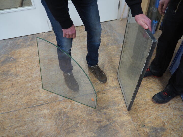 真空断熱ガラス(左)と従来のガラス