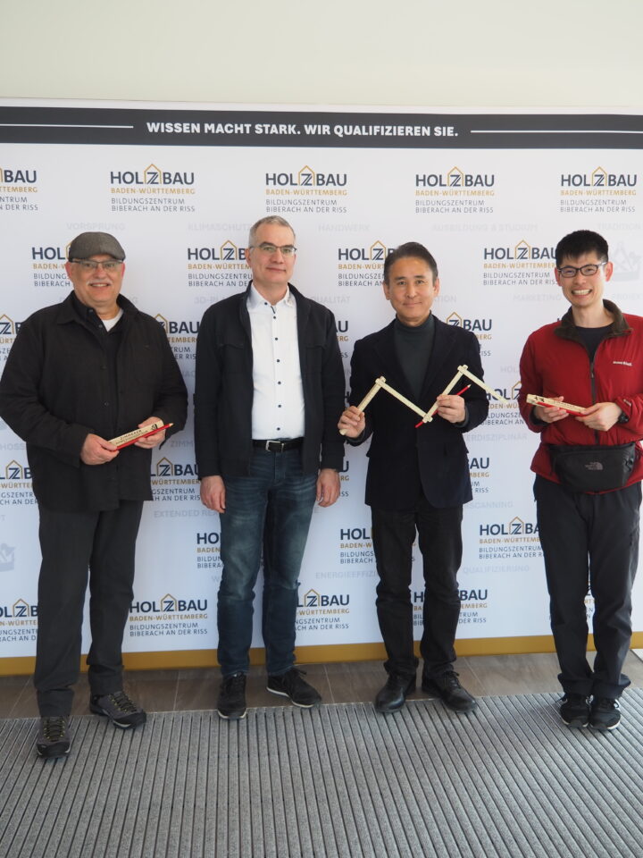 左からロッテンブルク林業大学のバスチャン・カイザー学長、ヴォルフガング・シャフィテル先生、私、ロッテンブルク林業大学留学生の小原光力（おはらありちか）さん。