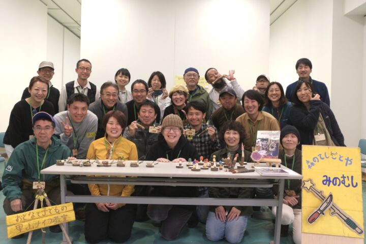 講座の参加者との集合写真。林業専攻卒業のおっくんも参加者でありながら、最後まで片付けを手伝ってくれました