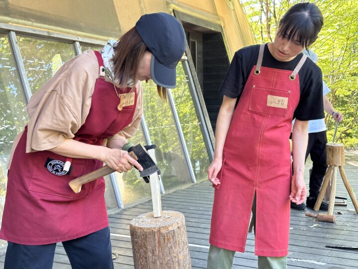 グリーンウッドワーク講座で指導する山路今日子さん
