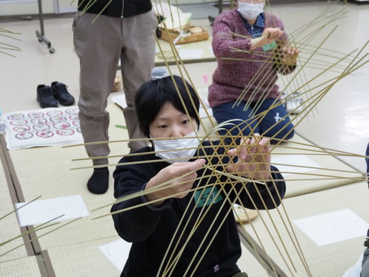 竹細工の指導をする安藤さん