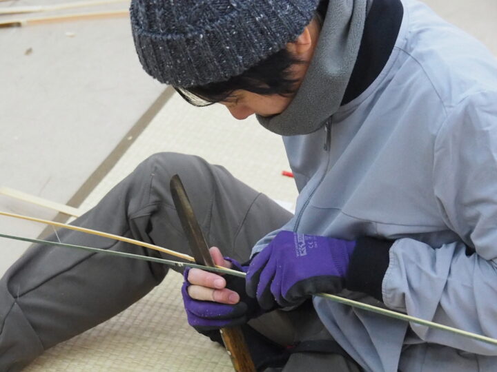 竹を割る安藤さん