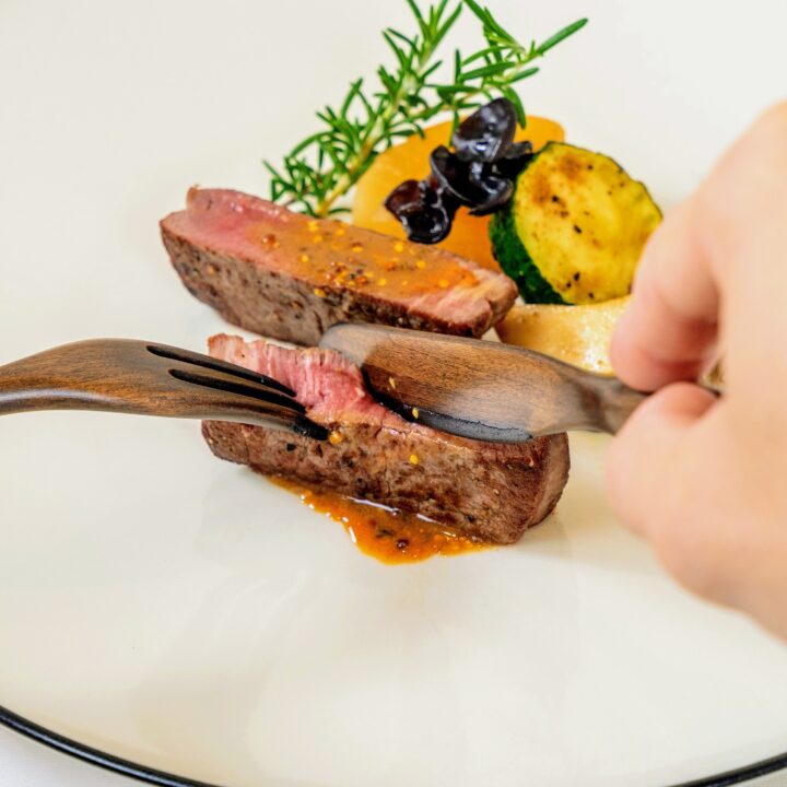 課題研究で取り組んだ、肉料理を切ることができる木製ナイフ