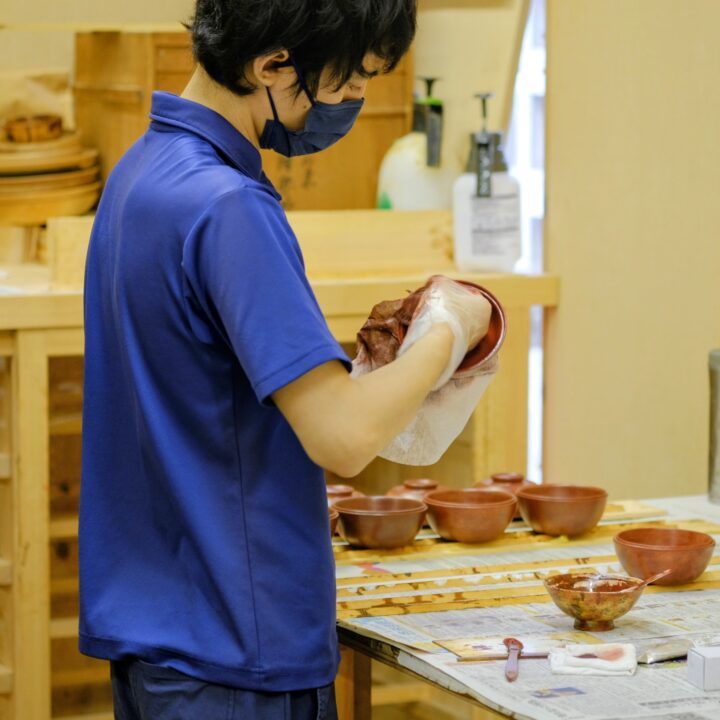 アカデミーの実習で、漆を塗る兒島さん