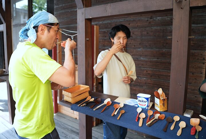 いろいろなスプーンでヨーグルトを食べる