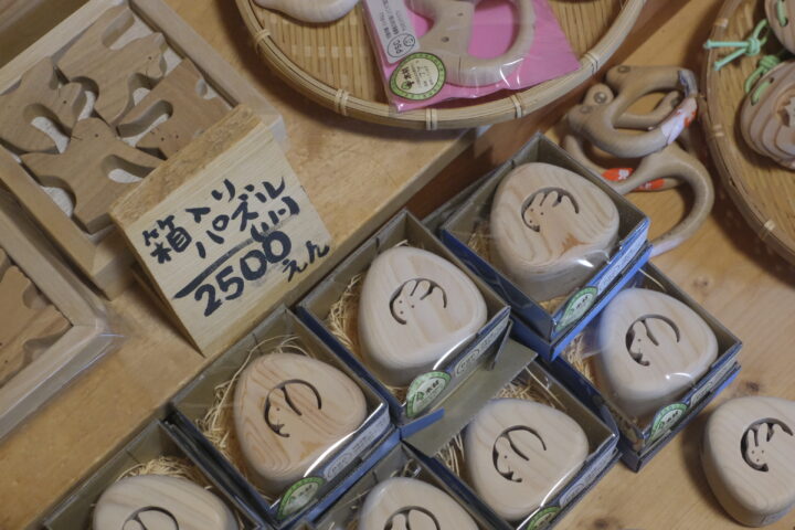 カラマツの間伐材のガラガラなど